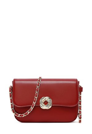 Borsa a mano in pelle rossa con tracolla a catena, design elegante, chiusura a forma di nodo in tono oro e texture liscia.