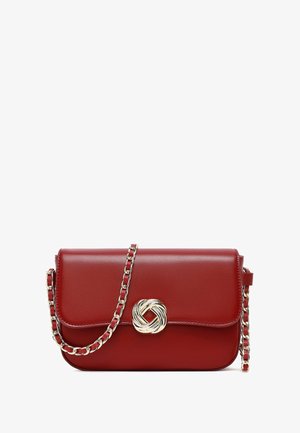 Borsa a mano in pelle rossa con tracolla a catena, design elegante, chiusura a forma di nodo in tono oro e texture liscia.