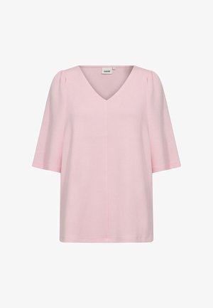 Jasnoróżowa bluzka z dekoltem w serek i krótkimi rękawami, o luźnym kroju i miękkim materiale. Gładka faktura z delikatnymi zakładkami na ramionach.