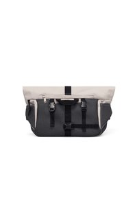 Borsa grigia e nera con una parte frontale in rete testurizzata, tasca con zip e spallacci regolabili. Forma rettangolare con chiusura arrotolabile.