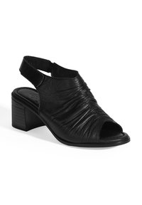 Chaussure pour femme en cuir noir à bout ouvert avec bride arrière, texture froncée et talon bloc sur fond blanc.