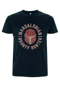 Černé bavlněné tričko s grafickým potiskem helmy Mandalorian s textem "Mandalorian Bounty Hunter" v červené a oprané bílé barvě.