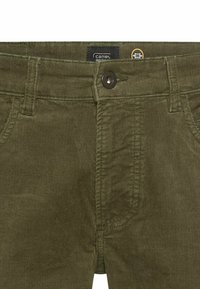Olijfgroene corduroy broek met een gestructureerd oppervlak, voorzien van een bruine knop en gestikte details op de tailleband en zakken.