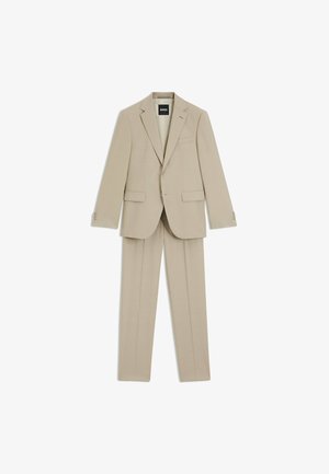 Beige Anzug mit einem einreihigen Jacket mit Reverskragen und passender Hose, gefertigt aus einem strukturierten Stoff mit dezentem Muster.