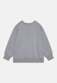 Maglione grigio chiaro con spalle scese, maniche lunghe e polsini a coste. Texture in pile morbido, design semplice e scollatura arrotondata.