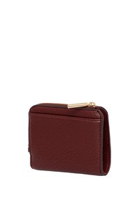 Portafoglio in pelle color bordeaux con finitura texturizzata, chiusura con cerniera e dettagli in metallo color oro. Presenta molteplici scomparti per carte e una forma compatta rettangolare.
