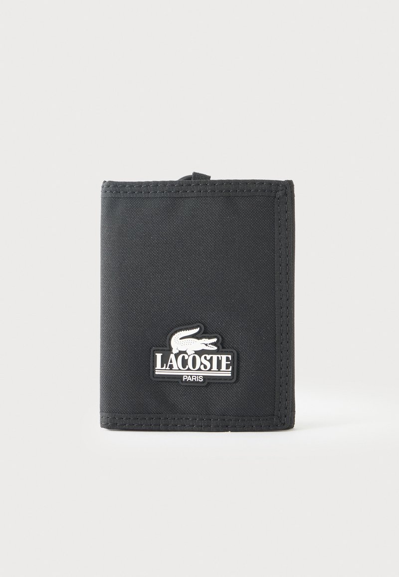 Черен платнен портфейл с пришити ръбове и бял логотип Lacoste Paris с крокодил в центъра отпред.