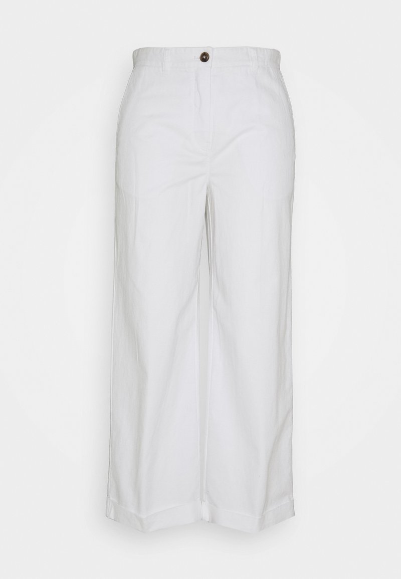 Un pantalon large taille haute blanc avec une fermeture à bouton et des ourlets repliés, suspendu sur un fond blanc.