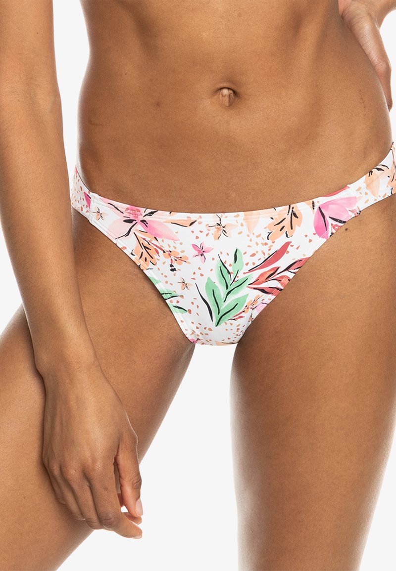 Blühende Bikini-Hose aus einem weichen Material, mit einem pinken und grünen Druck, der verschiedene Blumen- und Blattmuster zeigt. Niedrig geschnittenes Design, minimale Abdeckung.
