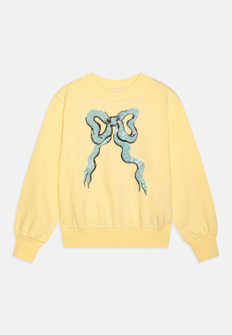 Sweat-shirt jaune à manches longues avec poignets et ourlet côtelés, présentant un grand nœud en sequins bleus sur le devant.