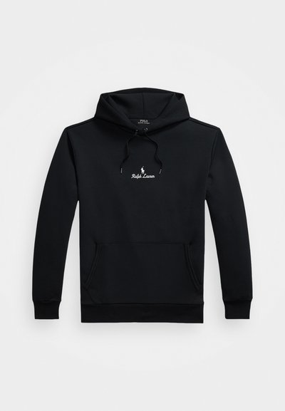 Czarna bluza z długim rękawem, z kieszenią z przodu, kapturem ze sznurkiem i białym logo Ralph Lauren umieszczonym na środku klatki piersiowej.