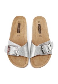 Sandali diapositivi glitterati argento con una fascia larga e una fibbia metallica, dotati di una soletta in suede cuscinetta e una suola in gomma liscia.