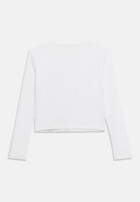 Λευκό crop top με μακριά μανίκια και ριμπ υφή, με στρογγυλή λαιμόκοψη, εμφανίζεται από πίσω σε μονόχρωμο φόντο.