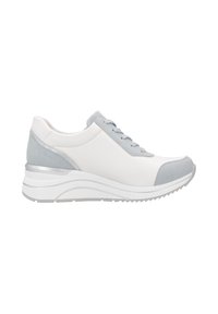 Weißer und Hellblauer Sportschuh aus Leder und Wildleder, mit einer strukturierten Sohle, glattem Obermaterial und einer gepolsterten Zwischensohle mit metallischen Details.