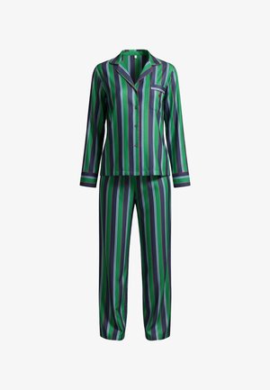 Pigiama a righe verticali verdi, blu navy e bianche, con maniche lunghe e bottoni sulla parte superiore, completo di pantaloni abbinati e una tasca sul petto con ricamo rosso.