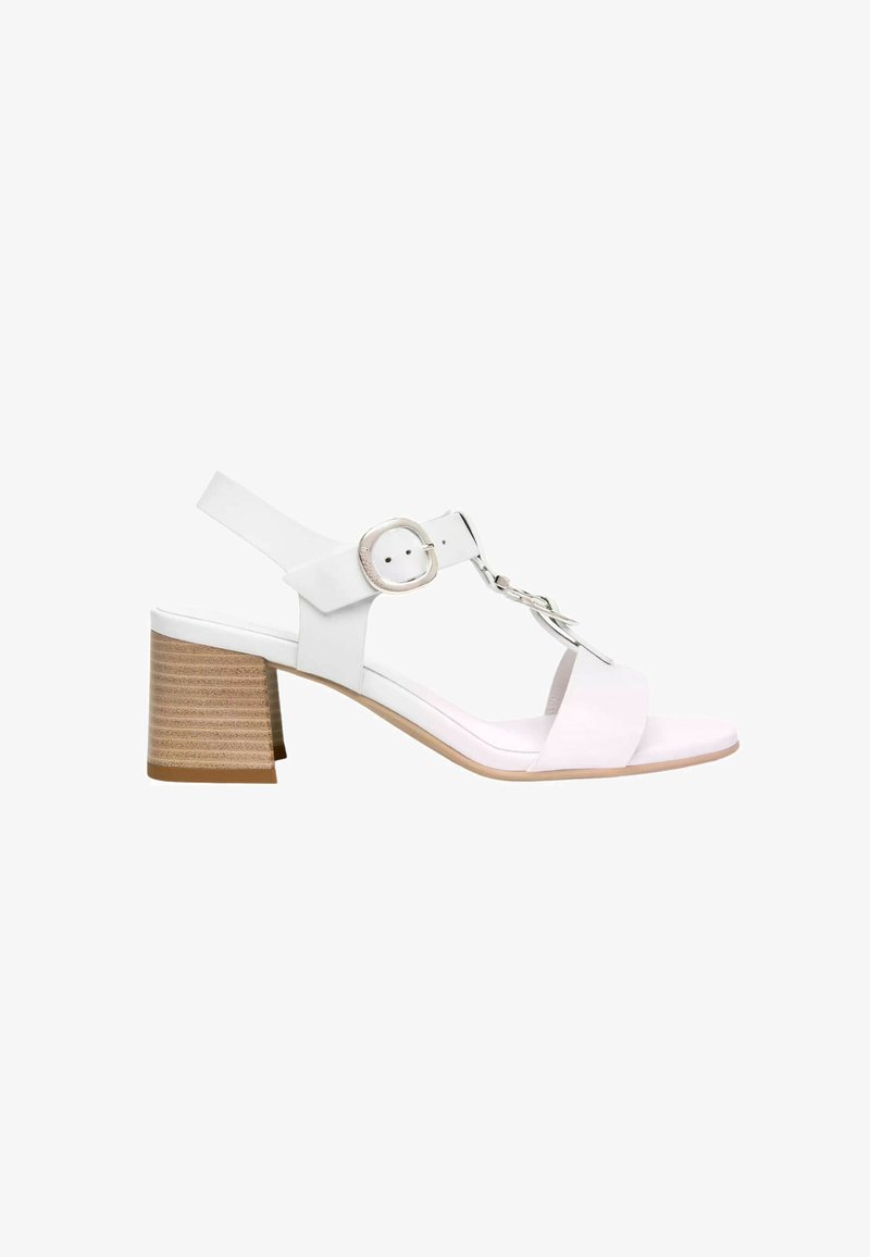 Sandale blanche à bout ouvert avec talon empilé de hauteur moyenne, bride à la cheville avec boucle argentée et chaîne argentée décorative sur la bride avant.