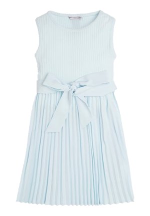 Robe sans manches bleu clair avec haut côtelé, jupe plissée et ceinture en tissu nouée en nœud à la taille.