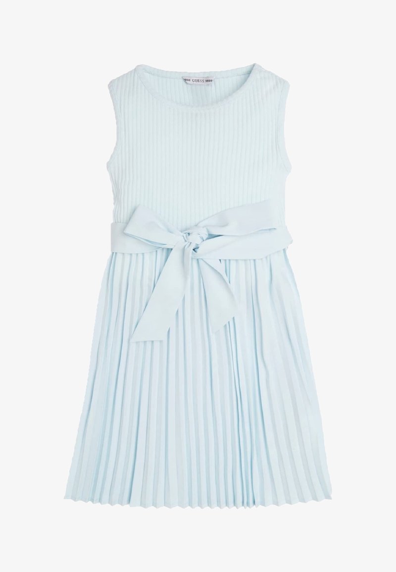 Robe sans manches bleu clair avec haut côtelé, jupe plissée et ceinture en tissu nouée en nœud à la taille.