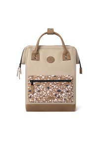 Sac à dos beige avec des accents en cuir marron, tissu texturé et une poche avant à motif comportant des formes beiges, blanches et grises.
