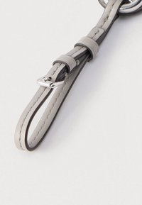 Γκρι δερμάτινο λουρί με δύο ρυθμιστικούς κρίκους και ασημένιο μεταλλικό κούμπωμα, με ομαλή υφή και καθαρό ράψιμο.