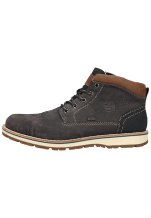 Bottes de cheville en cuir gris foncé avec des accents en daim brun, bout rond, design à lacets et semelle en caoutchouc avec un motif texturé.