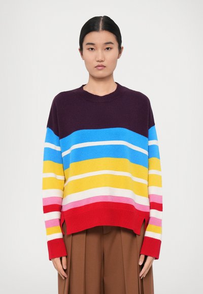 Pull à rayures multicolores avec des teintes de violet, bleu, jaune, rose et rouge. Encolure et ourlet côtelés, avec des fentes latérales pour un ajustement décontracté.