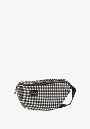 Sac banane en vichy noir et blanc avec fermeture éclair, bandoulière réglable et patch avec logo. La texture du tissu est lisse.