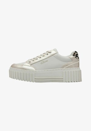 Valge sünteetiline sneaker, millel on metallik kuldsed aktsendid, mustriline konts ja paks soonikpõhi. Omab paeltega esiosa ja reljeefset logo.