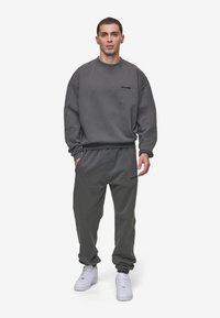 Pegador LOGO JOGGER - Pantalones deportivos - washed anthracite