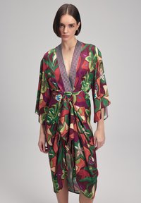 Mehrfarbiges Kimono-Style Kleid mit Blumenmustern, tiefem V-Ausschnitt und weiten Ärmeln. Der Stoff hat eine seidige Textur und eine geraffte Taille.