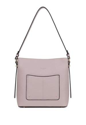 Borsa a tracolla in pelle grigio chiaro con una singola cinghia superiore, tasca anteriore piatta con bordo nero e delicata impressione del marchio sulla parte superiore centrale.