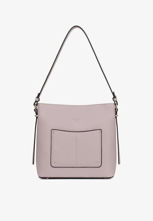 Jasnoszara skórzana torebka z jednym górnym paskiem, płaską przednią kieszenią z czarną lamówką oraz subtelnym tłoczeniem logo marki na środku u góry.