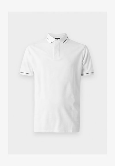 Polo blanc à manches courtes avec bordure noire au col et aux extrémités des manches, doté d'une patte de boutonnage et d'un design uni à l'avant.