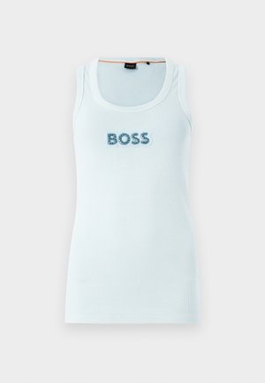 Biały prążkowany bezrękawnik z zaokrąglonym dekoltem i napisem „BOSS” wykonanym z niebieskich cekinów na piersi.