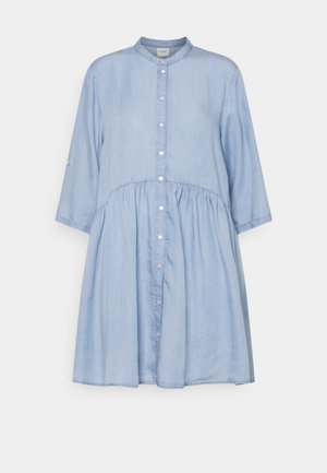 Lichtblauwe denim jurk met een knoopsluiting aan de voorkant, lange mouwen en een elastische taille, met een uitlopende snit en ronde kraag.