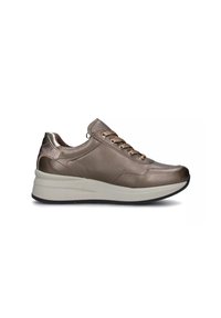 Braune Leder-Sneaker mit glatter Textur, metallischen Akzenten und einer gepolsterten weißen Sohle. Verfügt über ein schnürbares Design mit goldfarbene Ösen.