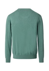 Zielony sweter z dzianiny, z długimi rękawami, okrągłym dekoltem i ściągaczami przy mankietach. Gładka faktura, dopasowany krój oraz brak widocznych wzorów lub akcentów.