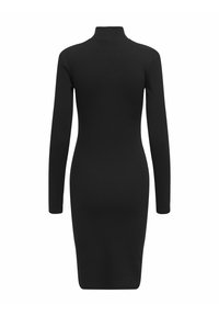Robe noire à manches longues, longueur genoux, cintrée, avec un col montant, vue de dos sur fond blanc.