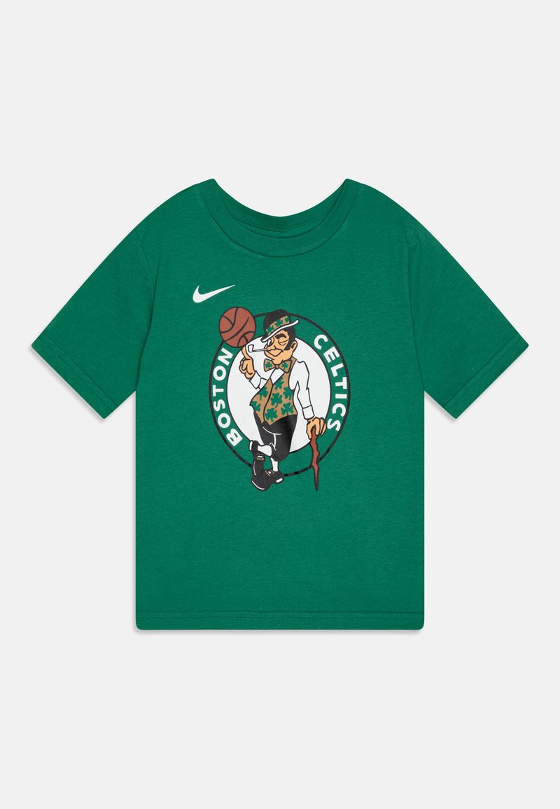 T-shirt de algodão verde com o logótipo dos Boston Celtics, apresentando um leprechaun segurando uma bola de basquetebol, acentos em branco e preto, e um design gráfico redondo.