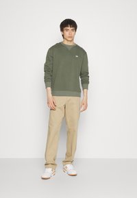 Lee PATCH CREW SWS - Felpa - olive grove