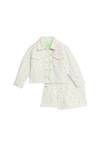 Conjunto de chaqueta y falda de denim blanco con estampado floral en tonos pastel; presenta bolsillos frontales, cierre con botones y un diseño cropped.