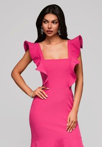Robe rose avec des manches volantées, décolleté carré, silhouette ajustée, texture lisse et ourlet au niveau du genou. Une paire de boucles d'oreilles visible.