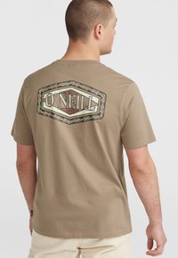 Brun kortærmet t-shirt med et stort, mønstret O'Neill-logo på ryggen, rund hals og blødt bomuldsstof.