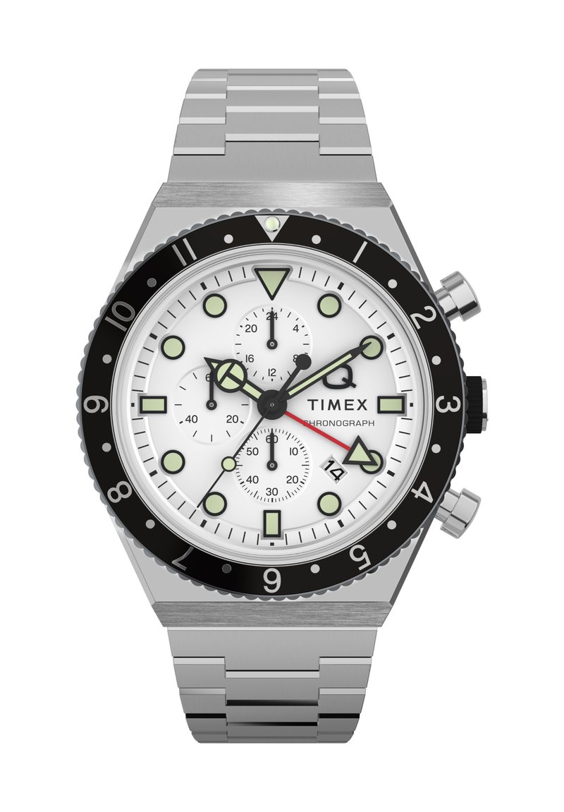 Timex chronograph laikrodis su sidabriniu nerūdijančio plieno dirželiu, baltu ciferblatu, juodu rėmeliu ir šviečiančiais žymekliais. Įranga apima subciferblatus ir datos rodymą.