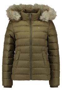 Olivgrön pufferjacka med huva i konstpäls, dragkedja, quiltat mönster och sidofickor. Tjockt, texturerat material för värme.