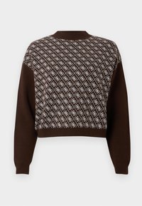 Maglione marrone a maniche lunghe con motivo a diamante bianco e design del logo intrecciato, colletto, polsini e orlo a coste.