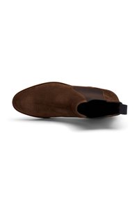 Stivale Chelsea in suede marrone con pannelli laterali elasticizzati, punta rotonda e pull tab. Texture liscia e design elegante per un uso facile.