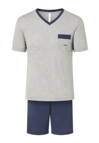 Camiseta gris de manga corta con escote en V y un bolsillo azul marino, combinada con pantalones cortos azul marino de tela suave, apta para ropa de casa o para dormir.