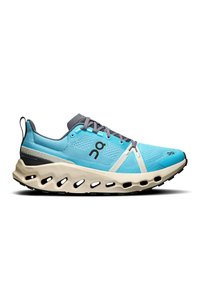 Hellblauer Sportschuh mit einem atmungsaktiven Mesh-Obermaterial, grauen Akzenten und einer dicken, strukturierten Cremesohle mit Ausschnitten für Flexibilität.