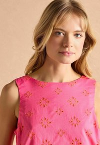 Rosa ärmelloses Kleid mit floraler Stickerei in Orange. Der Stoff hat eine glatte Textur, einen runden Ausschnitt und eine lockere Passform.